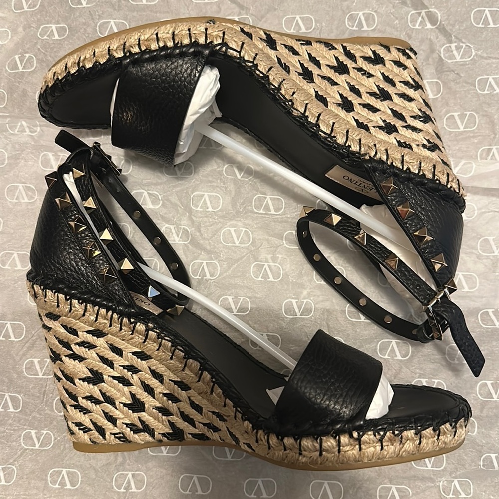 Valentino Garavani wedged rockstud black  height 4 inches
